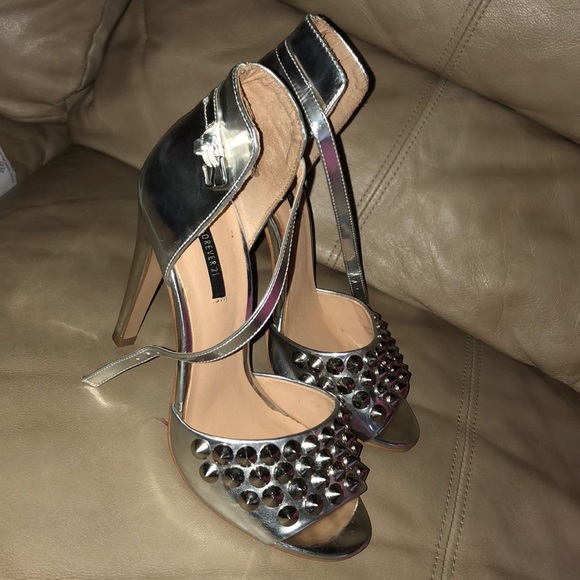 Silver heels - Picture 4 of 6